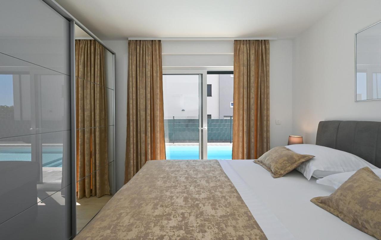 Luxury Apartment Maravic With Private Pool Трогир Екстериор снимка