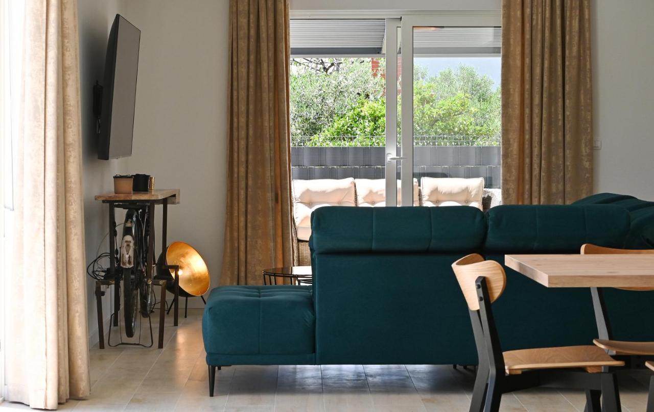 Luxury Apartment Maravic With Private Pool Трогир Екстериор снимка
